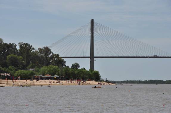 Praia de riobastante movimentada,  perto da ponte que cruza o rio Paraná, em Rosário, na Argentina